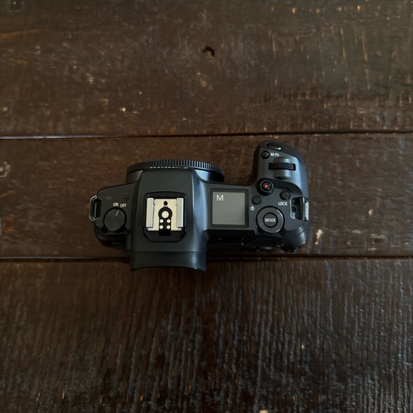 Canon EOS R Mirrorless Camera - Picture 2 of 5
